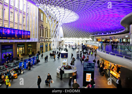 King's o Kings Cross Station,principali gateways in Londra da nord,precedentemente un quartiere a luci rosse & run-verso il basso in fase di ristrutturazione Foto Stock