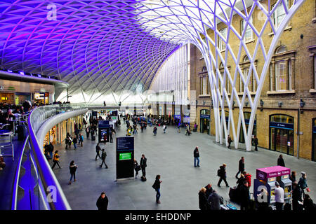 King's o Kings Cross Station,principali gateways in Londra da nord,precedentemente un quartiere a luci rosse & run-verso il basso in fase di ristrutturazione Foto Stock