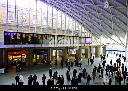 King's o Kings Cross Station,principali gateways in Londra da nord,precedentemente un quartiere a luci rosse & run-verso il basso in fase di ristrutturazione Foto Stock