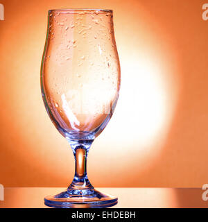 La birra vuota il vetro e il raggio di luce Foto Stock