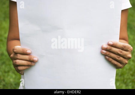 In possesso di una carta bianca Foto Stock