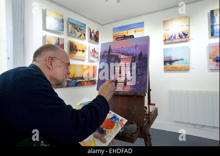 Foto di Roger Bamber : 21 Febbraio 2015 : Brighton artista Colin Ruffell che lavora su un Acrylograph di un dipinto del Tower Bridge e il fiume Tamigi a Londra oltre ad altri dipinti sul display durante il suo one man show a 35 a nord, un contemporaneo fine art gallery in Brighton. Foto Stock