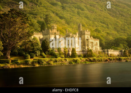 Kylemore Abbey e lago. Regione del Connemara, Irlanda Foto Stock