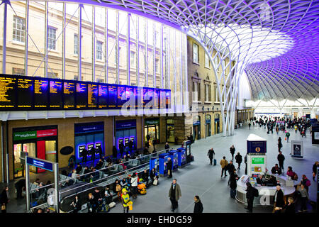 King's o Kings Cross Station,principali gateways in Londra da nord,precedentemente un quartiere a luci rosse & run-verso il basso in fase di ristrutturazione Foto Stock