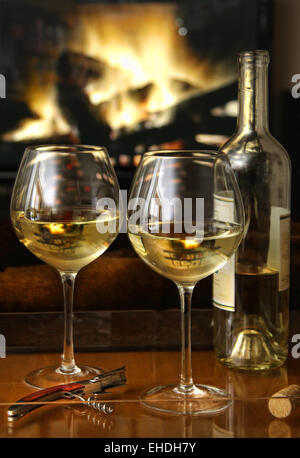 Vino bianco davanti ad un fuoco caldo Foto Stock