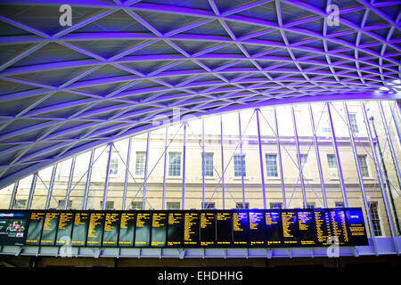 King's o Kings Cross Station,principali gateways in Londra da nord,precedentemente un quartiere a luci rosse & run-verso il basso in fase di ristrutturazione Foto Stock