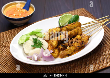 Pollo satay, sate ayam e lontong con salsa di arachidi, indonesiano cucina spiedino Foto Stock