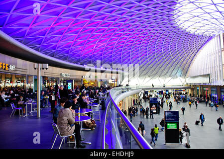 King's o Kings Cross Station,principali gateways in Londra da nord,precedentemente un quartiere a luci rosse & run-verso il basso in fase di ristrutturazione Foto Stock