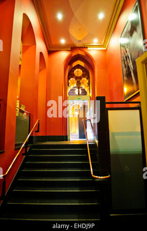 Hotel Renaissance,Lobby,interno originale grande scalinata e vestibolo,in armonia con il design vittoriano,la stazione di St Pancras,Londra Foto Stock