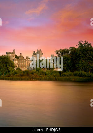 Stagno e Dromoland Castle a sunrise.. L'Irlanda Foto Stock