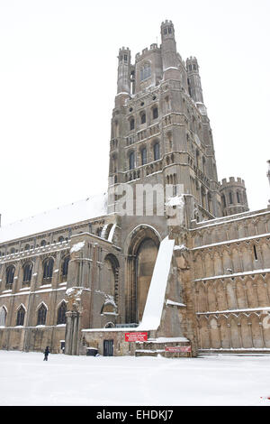 Vista generale della Cattedrale di Ely nella neve in Ely Foto Stock