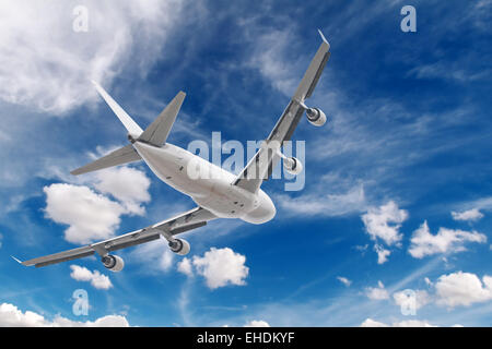 Big jet aereo su blu nuvoloso skybackground Foto Stock