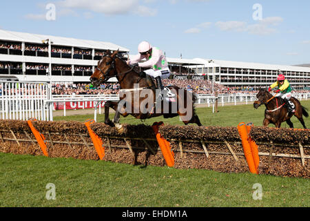 Cheltenham, Gloucestershire, UK. Decimo Mar, 2015. Festival di Cheltenham Horse Racing, giorno 1. Douvan cavalcato da Walsh Rubino vince il cielo supremo Bet novizi Hurdle grado 1. © Azione Sport Plus/Alamy Live News Foto Stock