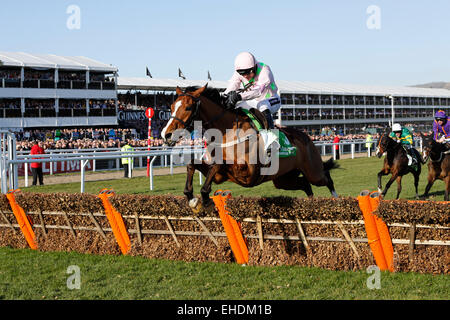 Cheltenham, Gloucestershire, UK. Decimo Mar, 2015. Festival di Cheltenham Horse Racing, giorno 1. Faugheen cavalcato da Walsh Rubino vince il Stan James Campione Hurdle Challenge Trophy grado 1. © Azione Sport Plus/Alamy Live News Foto Stock