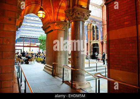 Hotel Renaissance,Lobby,interno originale grande scalinata e vestibolo,in armonia con il design vittoriano,la stazione di St Pancras,Londra Foto Stock