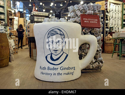 Un display di giustizia Ruth Bader Ginsburg tazze da caffè in vendita presso il pesce di Eddy store su Broadway in Manhattan, New York City Foto Stock