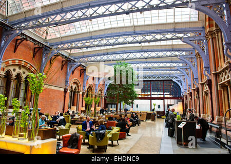 Hotel Renaissance,Lobby,interno originale grande scalinata e vestibolo,in armonia con il design vittoriano,la stazione di St Pancras,Londra Foto Stock