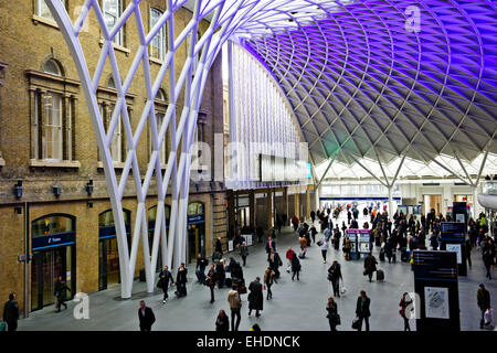 King's o Kings Cross Station,principali gateways in Londra da nord,precedentemente un quartiere a luci rosse & run-verso il basso in fase di ristrutturazione Foto Stock