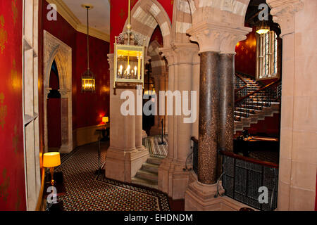 Hotel Renaissance,Lobby,interno originale grande scalinata e vestibolo,in armonia con il design vittoriano,la stazione di St Pancras,Londra Foto Stock