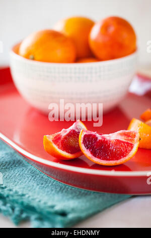 Arancio sanguigno cunei nella parte anteriore del recipiente di arance pigmentate Foto Stock