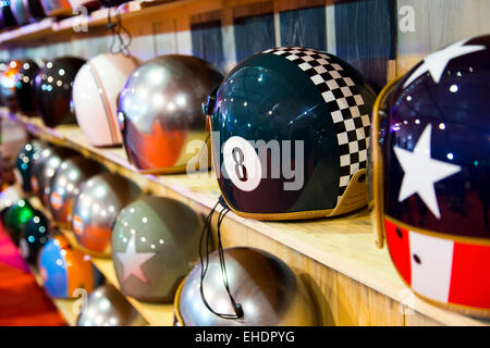 Elegante caschi sul display Foto Stock