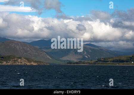 Il cloud passando attraverso Beinn Dearg una vista da Ullapool sul Loch Ginestra Wester Ross Scozia Scotland Foto Stock