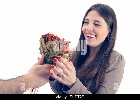 Bella ragazza riceve un bouquet dal suo fidanzato Foto Stock