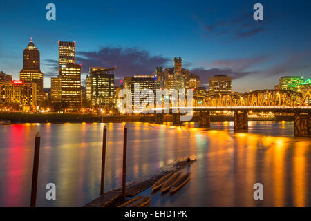 Twilight su Portland lungo le rive del fiume Willamette, Oregon, Stati Uniti d'America Foto Stock