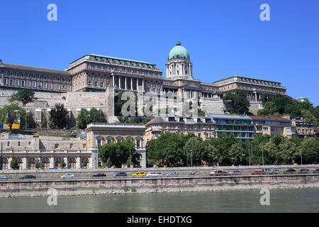 Palazzo Reale sulla Collina del Castello visto dal fiume Danubio, Budapest, Ungheria, Europa Foto Stock