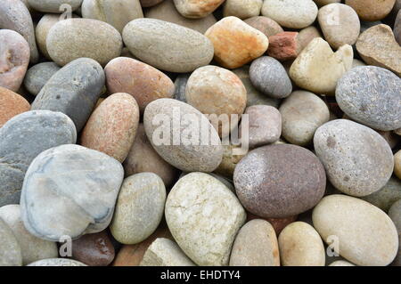 Un mazzetto di pietra sulla spiaggia seduti insieme. Foto Stock