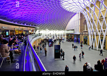 King's o Kings Cross Station,principali gateways in Londra da nord,precedentemente un quartiere a luci rosse & run-verso il basso in fase di ristrutturazione Foto Stock