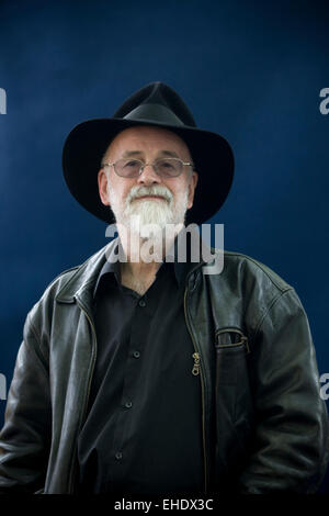 Inglese fantasy e fantascienza e figli di autore Terry Pratchett raffigurato all'Edinburgh International Book Festival dove ha parlato del suo bestseller 'Discworld' serie di libri. Le tre settimane di evento è il più grande del mondo festival letterario e viene mantenuto durante l'annuale Festival di Edimburgo. Il 2008 è stato il Festival del libro il venticinquesimo anniversario e colloqui in primo piano e le presentazioni da parte di oltre 500 autori provenienti da tutto il mondo. Foto Stock