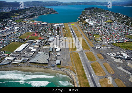 La pista dell'aeroporto internazionale di Wellington, Lyall Bay (più vicina), e Evans Bay (a distanza), Wellington, Isola del nord, nuovo zelo Foto Stock