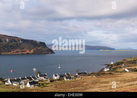 Guardando verso il basso sul villaggio di Stein, Waternish, Isola di Skye in Scozia Foto Stock