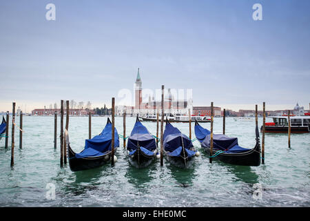 Una veduta della chiesa di San Giorgio Maggiore con gondole parcheggiato nel canale d'acqua sulla Riva degli Schiavoni a Venezia, Italia. Foto Stock