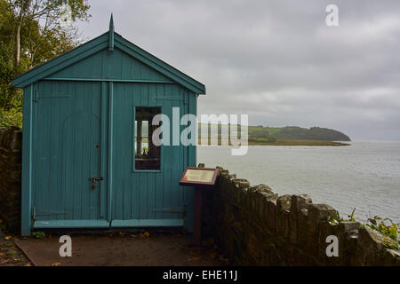 Esterno del Dylan Thomas del capannone di scrittura oltre alla ricerca estuario a Laugharne Galles del Sud Foto Stock