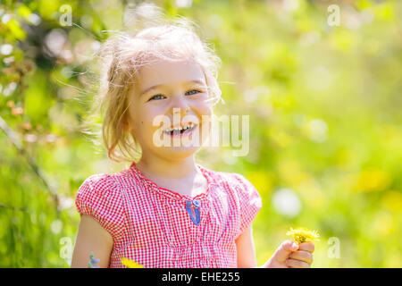 Felice bambina in primavera soleggiato parco Foto Stock