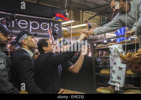 (150312) -- Gerusalemme, 12 marzo 2015 (Xinhua) -- Israele sionista dell Unione leader Isaac Herzog (3a L, anteriore) stringe la mano con un vendor durante una campagna fermata ad un mercato di frutta e verdura in Tel Aviv, Israele, il 12 marzo 2015. Israeliano partiti politici stanno intensificando i loro sforzi per sway indecisi elettori come il conto alla rovescia è iniziato per il 17 marzo le elezioni parlamentari. I sostenitori della sentenza partito Likud hanno programmato di fase una grande manifestazione nel centro di Tel Aviv domenica notte per generare il supporto, a seguito di un enorme opposizione rally dello scorso weekend in città per chiedere la sostituzione di P Foto Stock