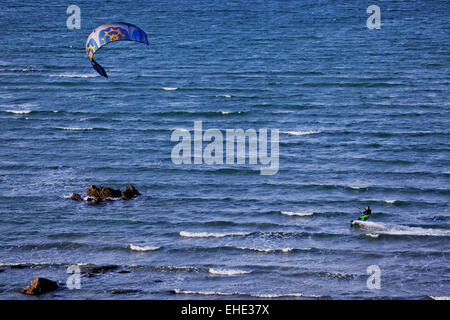 Il kitesurfing in Bretagna, Francia Foto Stock