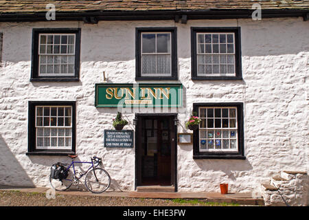 Le bianche Sun Inn e bicicletta nel pittoresco villaggio di ammaccatura, Cumbria / nello Yorkshire Dales NP / Yorkshire / Regno Unito Foto Stock