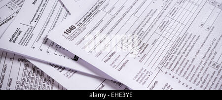 Una varietà di Stati Uniti moduli fiscali con una matita Foto Stock