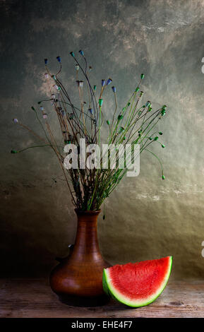 Stilleben mit Mohnkapseln und Wassermelone Foto Stock