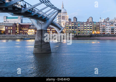 In giro per la capitale: Millennium Bridge, il Tamigi e la Cattedrale di St Paul, Londra EC4, nella luce della sera visto da Bankside, South Bank Foto Stock