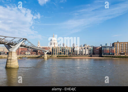 Gli uffici della sede centrale di Old Mutual, Millennium Bridge House, 2 Lambeth Hill, London, EC4V 4AJ con la Cattedrale di St Paul, cielo blu Foto Stock