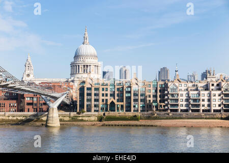 Gli uffici della sede centrale di Old Mutual, Millennium Bridge House, 2 Lambeth Hill, London, EC4V 4AJ con la Cattedrale di St Paul, cielo blu Foto Stock