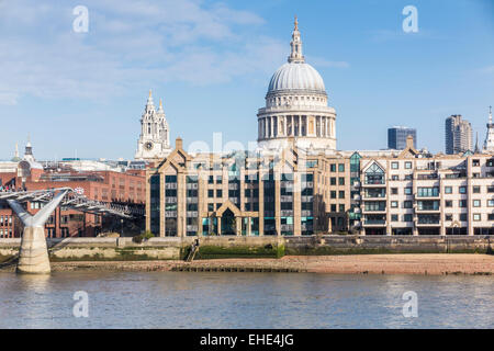 Gli uffici della sede centrale di Old Mutual, Millennium Bridge House, 2 Lambeth Hill, London, EC4V 4AJ con la Cattedrale di St Paul, cielo blu Foto Stock