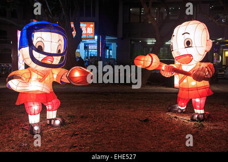 Kaohsiung, Taiwan, febbraio 22, 2015: Carta lanter presso il fiume amante di Kaohsiung, Taiwan, per celebrare il nuovo anno cinese. Th Foto Stock