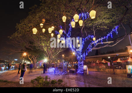 Kaohsiung, Taiwan, febbraio 23, 2015: la gente alla festa delle lanterne in Kaohsiung Taiwan dal fiume dell'amore. Foto Stock