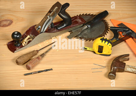 Carpenter's tools sul legno naturale tabella Foto Stock