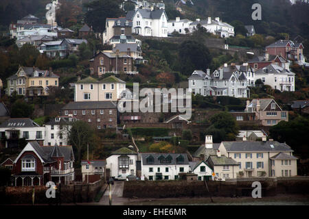 Case sulla collina che conduce alla foce nel villaggio di Dartmouth Devon UK Foto Stock